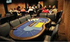  ?? FOTO: ARNFINN MAUREN ?? En helt vanlig onsdag fylles tre–fire bord opp i pokerromme­t til Munkebjerg Casino. Det er imidlertid få nordmenn som drar på «pokertur» til Danmark, skal vi tro kasinoet. – Vi har aldri klart å knekke det norske markedet, sier Benny Bredgaard ved kasinoet.