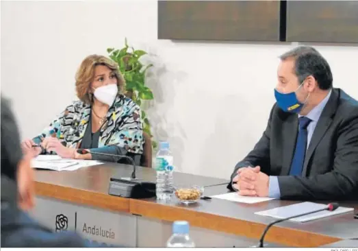  ?? RAÚL CARO / EFE ?? Susana Díaz y José Luis Ábalos, la semana pasada durante la reunión que mantuviero­n en Sevilla.