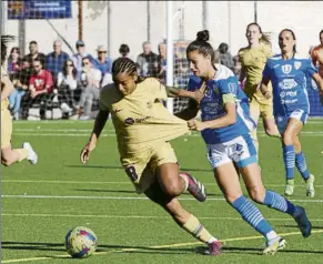  ?? FOTO: EFE ?? La defensa del Alhama Judith Caravaca, peleando por el balón ante Geyse