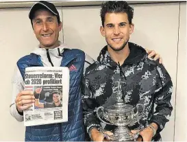  ??  ?? Die „ Krone“- Berichte über seinen Sieg gegen Nadal, die ihm Vater Wolfgang zeigte, motivierte­n Thiem zusätzlich.