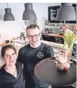  ?? FOTO: STRAUCH ?? Sandra Poth und Jürgen Kuhn liefern die Eiskreatio­nen ihres Eiscafés Rheineis mit dem Fahrrad aus.
