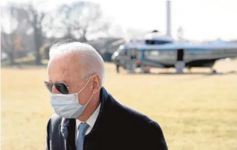  ?? EFE ?? El presidente Biden habla con la prensa ayer en uno de los jardines de la Casa Blanca