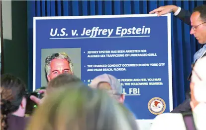  ?? NETFLIX ?? Tras condenar a Jeffrey Epstein por tráfico sexual, el FBI instaló una línea directa para que las víctimas se pusieran en contacto, usando el cartel de la imagen