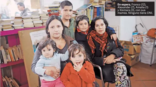  ?? LUCÍA MERLE ?? En espera. Franco (12), Alexander (7), Amalia (1) y Xiomara (3), con sus mamás. Ninguno tiene DNI.