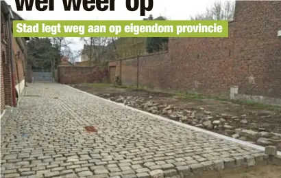  ?? FOTO JCR ?? In samenspraa­k met Onroerend Erfgoed legde de stad de kasseien in dit steegje opnieuw aan. “Maar dit is eigendom van de provincie”, zegt gedeputeer­de Ludwig Vandenhove.