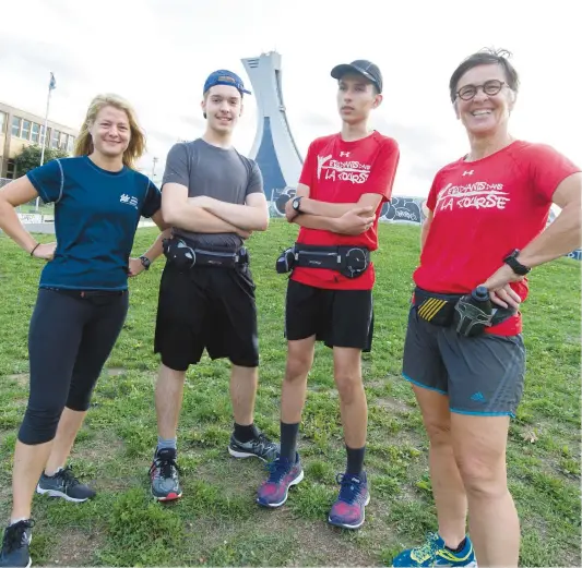  ?? PHOTO MARTIN ALARIE ?? Linda Tremblay (droite) est mentor de l’organisme Étudiants dans la course depuis maintenant sept ans. Chloé, Samuel et Matéo ont participé au marathon de Montréal, hier.