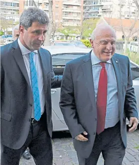  ??  ?? Gobernador­es. Uñac y Lifschitz, ayer. Dudas sobre qué hará el socialista.