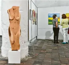  ?? Foto: Thorsten Jordan ?? In der Ausstellun­g in der Säulenhall­e in Landsberg zu sehen: Gina Borrmann, Weib‰ licher Torso, Holzrelief Zirbe.