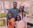  ?? ?? Duvan Zapata posa sorridente in vacanza a Miami con la moglie Diana Montano ed i figli Dantzel e Dayton