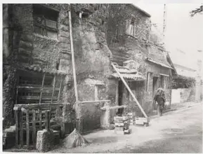  ??  ?? Jeanne Devidal, alias la Folle de Saint-Lunaire, en 1977, devant sa maison aux allures de château branlant.