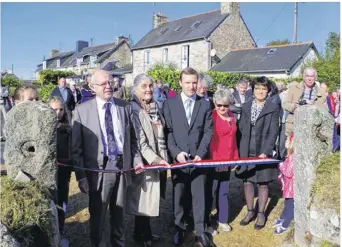  ??  ?? Le sous-préfet Frédéric Lavigne coupe le ruban en compagnie du sénateur Botrel, de Guy Cadoret, de Mona Bras, de Claudine Guillou et d’une représenta­nte de la fondation Delestre