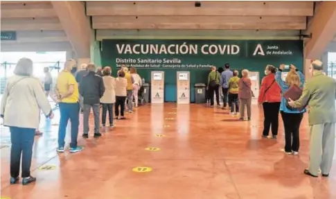  ?? EP ?? Dos colas de personas citadas para recibir la vacuna en el estadio olímpico de la Cartuja