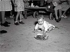  ?? CONTRIBUTE­D ?? The Atlanta History Center exhibition “Barbecue Nation” explores the appeal of barbecue through American history and artifacts, including this 1940s photograph of a tobacco warehouse opening in Florida.