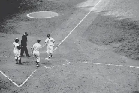  ?? THE ASSOCIATED PRESS FILE PHOTO ?? The value of many of baseball Hall of Famer Mickey Mantle’s vintage cards has skyrockete­d in recent years.