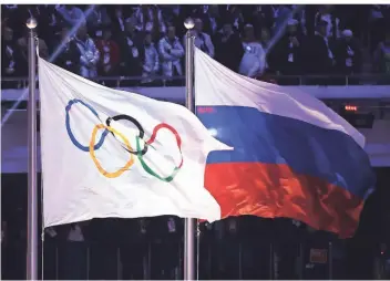  ??  ?? Die olympische und die russische Flagge wehen während der Abschlussf­eier der Spiele 2014 in Sotschi.