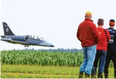  ?? Foto: Alexander Kaya ?? Nein, das ist kein echtes Flugzeug, sondern eines der vielen originalge­treuen Modelle, die am Wochenende bei Oberhausen in die Luft gingen.