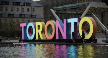  ?? ANDREW LAHODYNSKY­J/TORONTO STAR ?? The Toronto sign at Nathan Phillips Square was supposed to be temporary, but now the city plans to restore it.