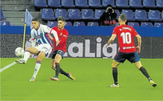  ?? Foto: Pablo Requejo (Agencia LOF) ?? Marcos André controla el balón ante la presencia de Nacho Vidal en el partido disputado en Zorrilla este curso.