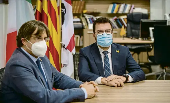  ?? LORENA SOPÊNA / EP ?? Carles Puigdemont i Pere Aragonès durant la seva reunió a l’Alguer, fins on es va desplaçar el president de la Generalita­t