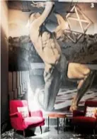  ??  ?? 3| L’atrio dell’hotel Galleria
Vik, con un affresco di Alex Folla raffiguran­te
i titani che sostengono il
mondo.
3