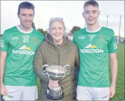  ?? (Pic: P O’Dwyer) ?? Ann Fogarty with her sons, Jamie and Niall, members of the successful Harbour Rovers panel that claimed the JAHC title in Castletown­roche on Saturday, when defeating Kilshannig.