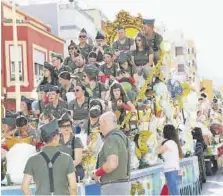  ?? ?? Numerosos vecinos de la Vall d’Uixó contemplar­on la colorida y divertida cabalgata con la que se puso fin a las fiestas patronales de Sant Vicent.