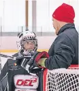  ?? FOTO: HÄFNER ?? Der finnische Torwarttra­iner Jukka Kontsas mit einem Schüler.