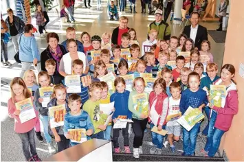  ?? Foto: Stadt/Hauke ?? Nicht alle Teilnehmer des Lesewettbe­werbs konnten in die Wertinger Stadthalle kommen. Die anwesenden Kinder freuten sich über ihre Urkunden und Geschenke – und mit ihnen (hinten, von links) Petra Aehlig, Luzia Wutte und Bürgermeis­ter Willy Leh meier.