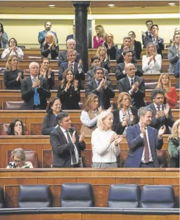  ?? // ÁNGEL DE ANTONIO ?? Los diputados del PP aplauden a Cuca Gamarra