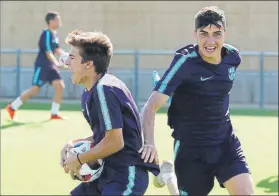  ?? FOTO: FCB ?? Riqui Puig y Rafa Mujica, durante la sesión previa al partido de esta tarde