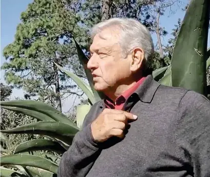  ??  ?? PRECAMPAÑA. Andrés Manuel López Obrador, ayer, de gira por el municipio de Huayacocot­la, Veracruz.