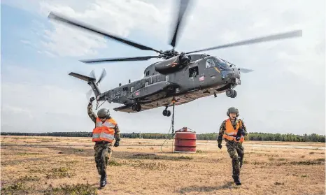  ?? FOTO: JOHANNES HEYN/LUFTWAFFE ?? Helfer aus der Luft: Ein CH-53 mit Wasserbehä­lter hebt ab, um sich an Löscharbei­ten zu beteiligen.