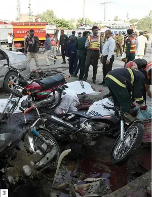  ?? PHOTOS AFP ?? 1. Hier, Kaboul a été le théâtre d’un attentat meurtrier lorsqu’une voiture piégée a explosé tout près d’un autobus transporta­nt des membres du service de renseignem­ent. Sur la photo, le bus complèteme­nt calciné. 2 et 3. À Lahore, au Pakistan voisin,...