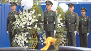  ??  ?? 右图：昨天，在上海淞沪抗战纪念馆­举行的悼念活动上，六名武警战士向南京大­屠杀遇难同胞敬献花篮。 本报记者 张海峰 摄