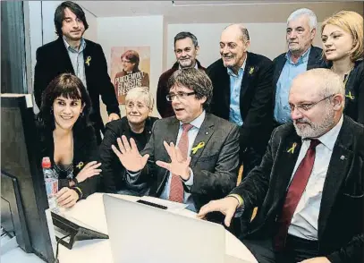  ?? STEPHANIE LECOCQ / EFE ?? Carles Puigdemont siguió la noche de las elecciones en Bruselas con otros candidatos de JxCat