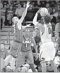  ?? NWA Democrat-Gazette/J.T. WAMPLER ?? Arkansas guard Jaylen Barford takes a shot over LSU guard Daryl Edwards during the Razorbacks’ 75-54 loss to the Tigers on Wednesday at Walton Arena in Fayettevil­le. Barford finished with a team-high 17 points.