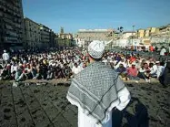  ?? (foto archivio) ?? Le preghiere Un imam guida la preghiera in una piazza