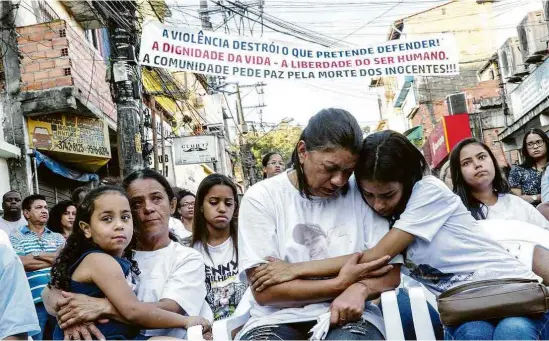  ?? Marlene Bergamo - 8.dez.19/Folhapress ?? Parentes e amigos de vítimas em ato ecumênico em homenagem aos nove mortos em baile funk em Paraisópol­is, em São Paulo