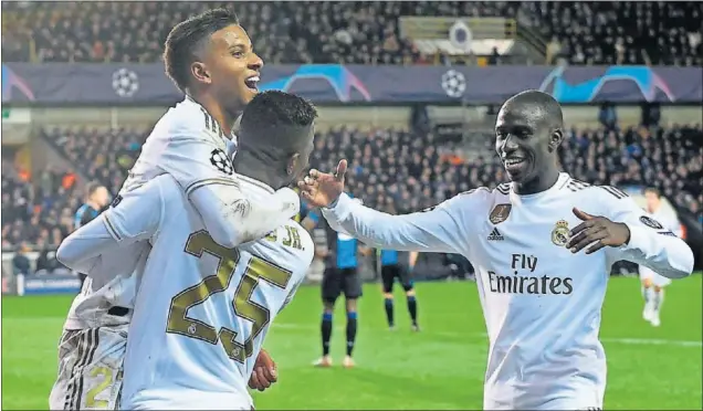  ??  ?? Rodrygo, Vinicius y Mendy celebran uno de los goles del Real en su visita al Brujas en la fase de grupos de la Champions League, el pasado diciembre de 2019.