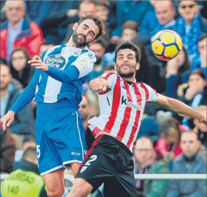  ?? FOTO: EFE ?? Adrián López y Eneko Bóveda disputan el balón durante el partido disputado en Riazor y que dejó a Dépor y Athletic aún con angustias