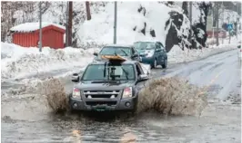  ?? FOTO: JARLE I. KVAM ?? FULL SPRUT: En bilist pløyer vei på Tromøy.