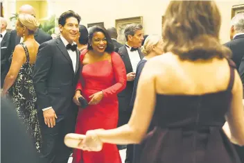  ?? ?? From the provocativ­e to the personal: Isabel Wilkerson (Aunjanue Ellis-Taylor) with her husband Brett (Jon Bernthal).