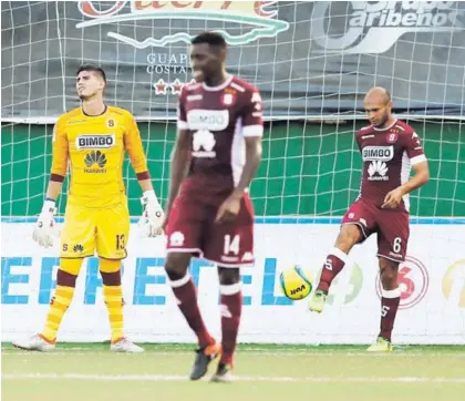  ?? JOSÉ CORDERO ?? El arquero Aarón Cruz, Jaikel Medina y Heiner Mora se lamentan tras el tercer gol de Limón.