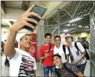  ?? DIKA KAWENGIAN/JAWA POS ?? SETIA: Suporter Brunei memberikan dukungan di Stadion Thuwunna, Yangon, kemarin. Foto kanan, fans Indonesia berfoto bareng bintang Indonesia U-19 Egy Maulana Vikry.