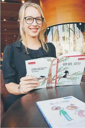  ?? FOTO: ANNA WETTERGÅRD ?? BARNBOK. Janina Kastevik har gett ut ett antal barnböcker. Här visar hon upp två av de senaste, som riktar sig till lågstadieb­arn.