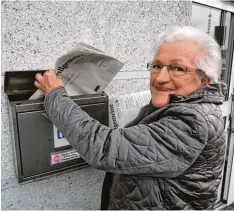  ?? Foto: Maximilian Czysz ?? Barbara Seitz trägt seit 25 Jahren in Schlipshei­m die Zeitung aus: In dieser Zeit hatte sie einige ungewöhnli­che tierische Begegnunge­n.