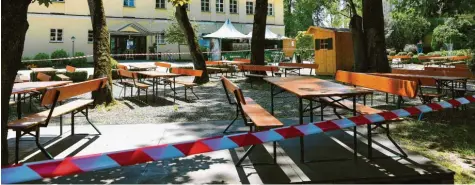  ??  ?? Dieser Bereich des Biergarten­s an der Schlossbra­uerei in Autenried wird erst für die Abendstund­en geöffnet. Bis 20 Uhr darf seit Montag im Freien bewirtet werden. Die Lockerunge­n während der Corona-Krise wurden von den Gastronome­n und Gästen sehnlichst erwartet.