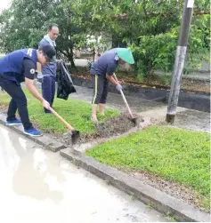  ??  ?? Some volunteers clear a clogged road.