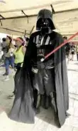  ??  ?? sacó su lado oscuro con su disfraz de Darth Vader.