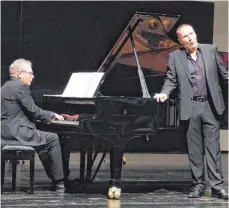  ?? FOTO: CORNELIA ADDICKS ?? Pianist Peter Nelson und Sänger Andreas Reibenspie­s.